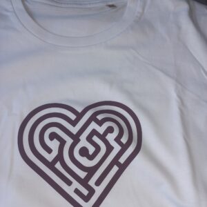 T shirt blanc avec un motif d'un cœur labyrinthe (taille S,M,L)