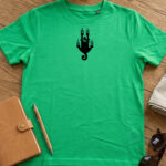 t shirt montrant un chat en vinyle imprimé sur un t shirt en coton, couleur vert