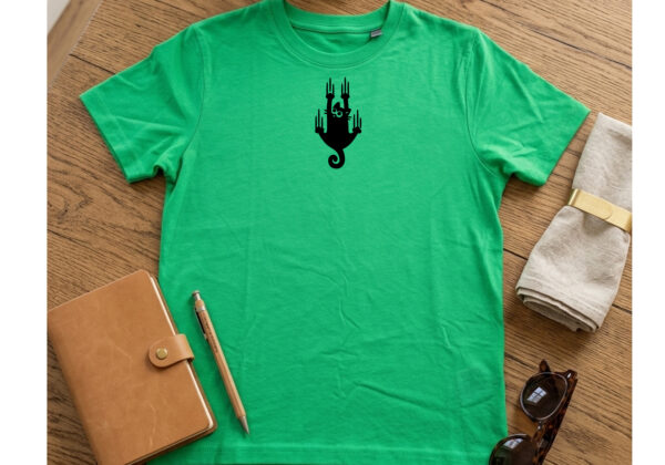 t shirt montrant un chat en vinyle imprimé sur un t shirt en coton, couleur vert