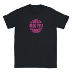 t shirt noir en coton avec un texte dans le cercle qui dit: "Chez moi c'est carree"