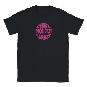 t shirt noir en coton avec un texte dans le cercle qui dit: "Chez moi c'est carree"