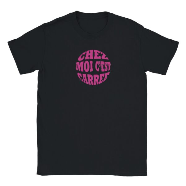 t shirt noir en coton avec un texte dans le cercle qui dit: "Chez moi c'est carree"